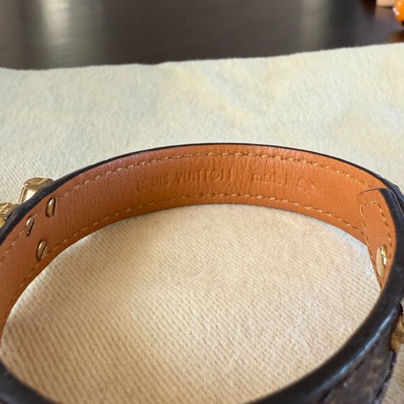 Louis Vuitton Monogram Essential V Bracelet - Picture 3 of 4